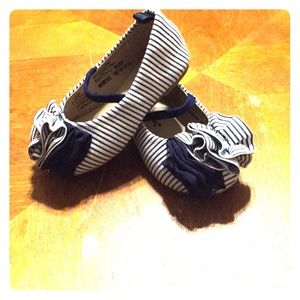 Old navy stripe toddler shoes size 5